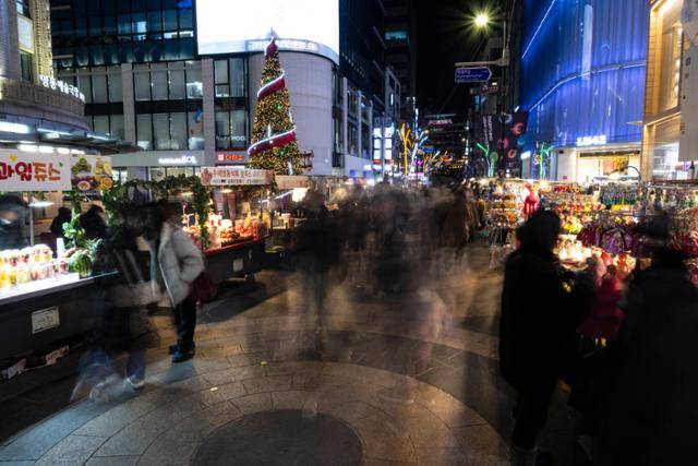 노점은 화려한 대형 매장 못지않게 관광객을 명동으로 이끄는 요소다. 3일 오후 서울 중구 명동을 찾은 관광객들이 노점 매대 주위에 몰려 있다.