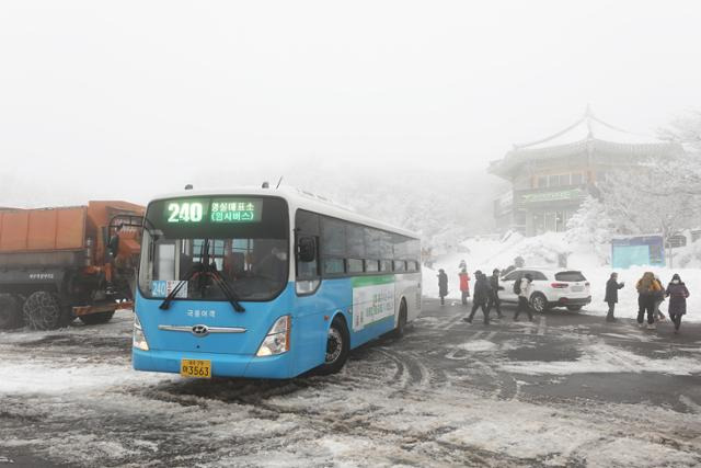 제주 시내와 중문에서 240번 한라산 설경버스를 타면 1100고지휴게소까지 쉽게 갈 수 있다. ⓒ박준규