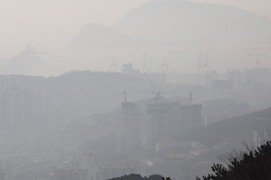 6일 오전 부산 수영구 황령산 전망대에서 바라본 부산 남구 일대가 뿌옇게 보이고 있다. 이날 부산과 울산 지역의 초미세먼지는 '매우 나쁨' 수준으로 오전 6시부터 오후 9시까지 미세먼지 비상저감조치가 내려져 배출가스 5등급 경유차 운행제한 단속이 이뤄졌다. 송봉근 기자