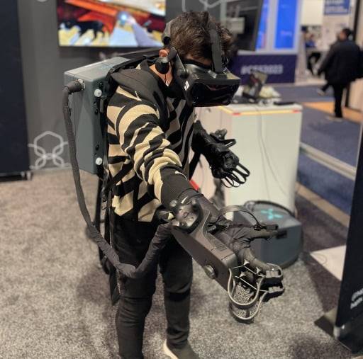 5일(현지시각) 미국 라스베이거스에서 열린 CES 2023에서 한 참가자가 햅트X의 촉각 장갑을 체험하고 있다.  /최예린 기자