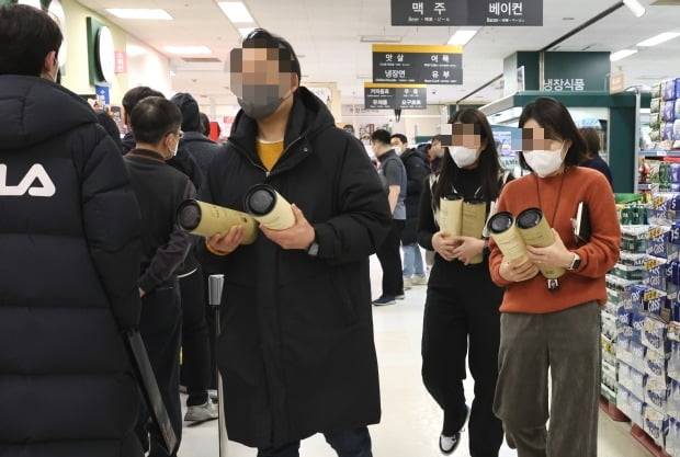 6일 서울 용산 이마트에서 위스키를 구매한 시민들이 마트를 나서고 있다. /연합뉴스