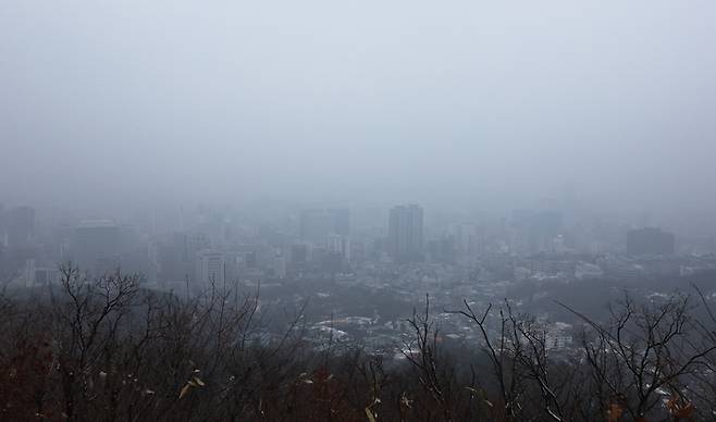 서울의 초미세먼지와 미세먼지 농도가 각각 매우 나쁨과 나쁨을 기록한 7일 서울 남산에서 내려다본 서울 도심. 연합뉴스