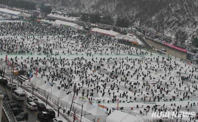 강원 화천산천어축제 개막 첫날인 7일 이른 아침부터 수많은 인파가 몰려 인산인해를 이루고 있다.