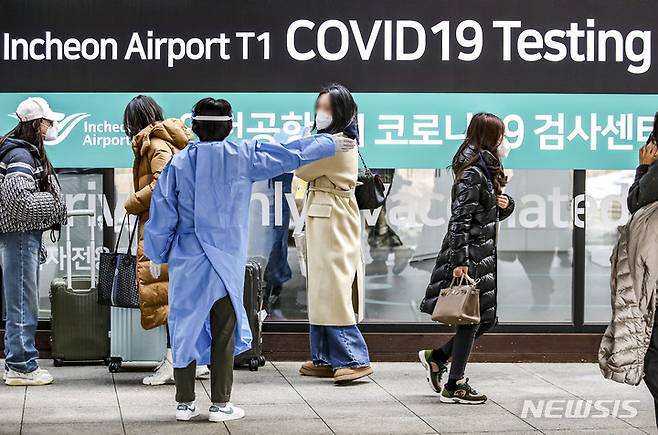 [인천공항=뉴시스] 정병혁 기자 =  중국발 입국자 코로나19 검사 의무화가 시행중인 6일 오후 인천국제공항 제1여객터미널에서 상하이발 입국자들이 검역 지원 육군 장병과 코로나19 검사센터로 이동하고 있다. 2023.01.06. jhope@newsis.com