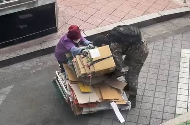 지난 6일 오후 2시30분쯤 서울 영등포 일대에서 폐지 줍는 할머니를 돕는 군인의 모습. ‘육군훈련소 대신 전해드립니다’ 페이스북 갈무리