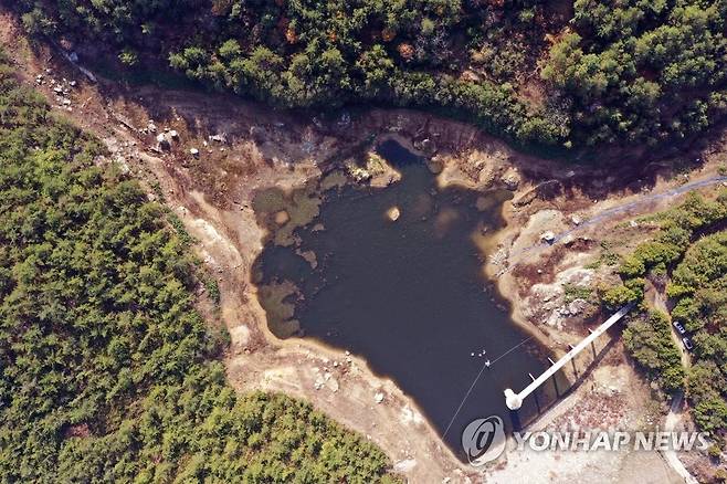 작년 11월 23일 오후 전남 완도군 금일읍 금일저수지(상수원)가 심한 가뭄으로 바닥을 드러내고 있다. [연합뉴스 자료사진]