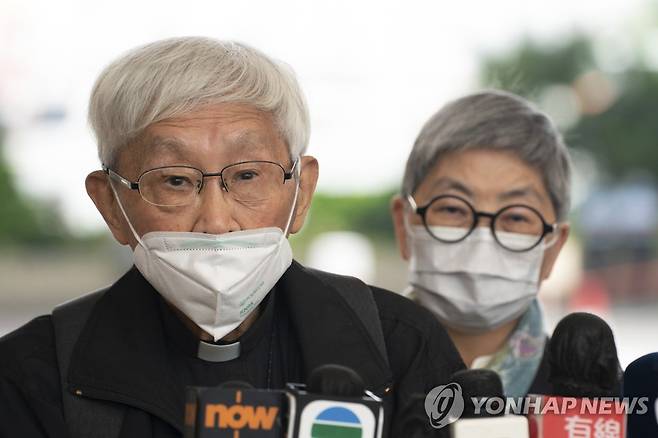 지난해 11월 법원에 출석한 뒤 취재진 질문에 답하는 쩐 추기경 [AP=연합뉴스 자료사진. 재판매 및 DB 금지]