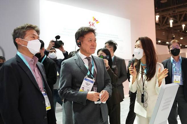 박정호 SK하이닉스 대표이사 부회장이 세계 최대 가전·IT(정보기술) 박람회 CES 2023 개막일인 5일(현지시간) 미국 네바다주 라스베이거스 컨벤션 센터 중앙홀의 SK그룹 통합전시관을 방문하고 있다. (사진=연합뉴스)