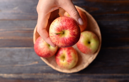 장 건강을 위해 식이섬유가 많은 사과, 귤, 통곡류 등을 많이 먹는 게 좋다. [사진=게티이미지]