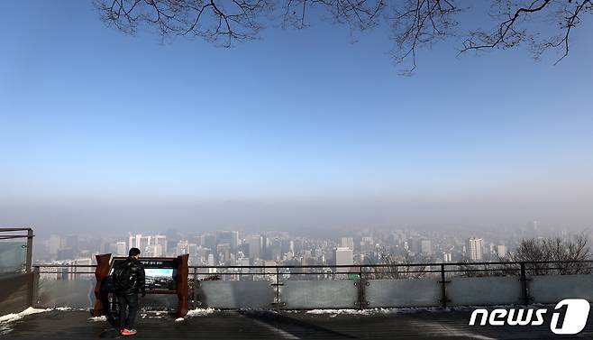 경기지역 중부권 11개시에 내려졌던 초미세먼지(PM2.5) 주의보가 8일 오후 4시에 해제됐다. 사진은 이날 오전 서울 남산에서 바라본 도심 모습. 2023.1.8/뉴스1 ⓒ News1 박지혜 기자