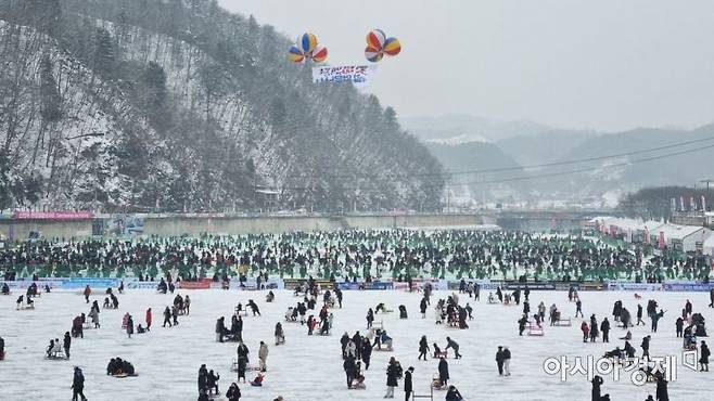 7일 강원 화천군 화천천 산천어 축제장 일원에서 관광객들이 얼음 낚시를 즐기고 있다. [라영철]