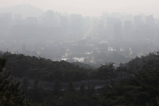 전국 대부분 지역에 미세먼지 비상저감조치가 시행 중인 8일 오전 서울 북악산에서 도심이 뿌옇게 보이고 있다. 김혜윤 기자 unique@hani.co.kr