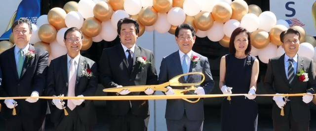 지난해 9월 23일 김영록(오른쪽 세 번째) 전남지사가 미국 로스앤젤레스에서 '남도장터US' 개장을 알리는 테이프를 자르고 있다. 전남도 제공