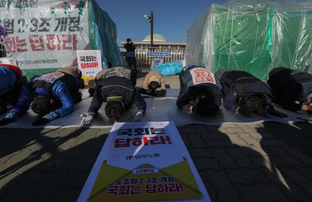 노조법 2·3조 개정운동본부 회원들이 3일 오전 서울 여의도 국회 앞에서 가진 기자회견에서 노조법 개정을 촉구하며 2,600배를 하고 있다. 이들은 노조법 2·3조 개정안(노란봉투법)이 여야 이견으로 국회에 계류되고 있다며 환경노동위원회를 열어 개정안을 처리할 것을 촉구했다. 뉴스1