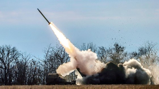 우크라이나군이 헤르손 최전선에서 러시아군을 공격하고 있다. AFP=연합뉴스