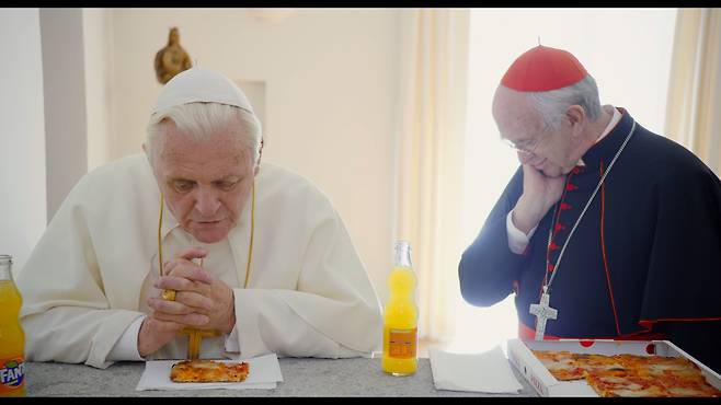 실제로 ‘판타’ 음료를 좋아했던 베네딕토 16세의 특징을 살린 영화 ‘두 교황’의 한 장면. 출처 IMDB.