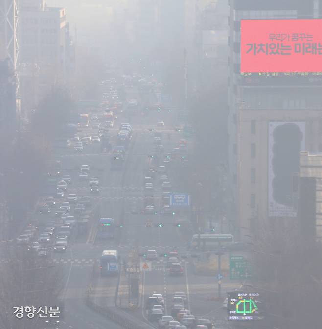 숨 막히는 서울… 서울을 비롯한 9개 시·도에 미세먼지 비상저감조치가 시행된 8일 서울 종로 일대의 건물과 도로가 미세먼지로 인해 뿌옇게 보이고 있다. 서성일 선임기자 centing@kyunghyang.com