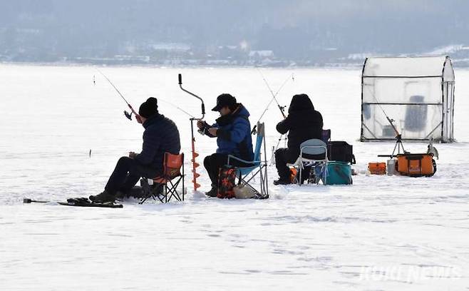 6일 오후 춘천시 사북면 지촌리 빙어낚시터에서 강태공들이 빙어낚시를 즐기고 있다.