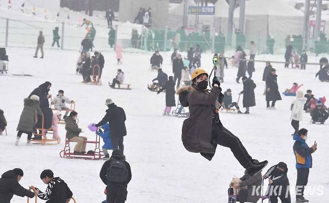 7일 오전, 화천 산천어축제장을 찾은 한 관광객이 짚와이어를 타고 있다.
