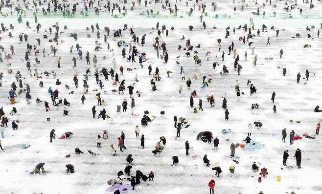 화천산천어 축제 개막 첫날 축제장을 찾은 많은 관광객들이 미세먼지와 흩날리는 진눈깨비에 아랑곳하지 않고 낚시를 즐기고 있다.