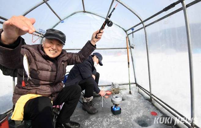 건강 관리겸 겨울이면 빙어낚시를 즐기다는 한석훈 씨가 빙어를 낚은 후 환하게 웃고 있다.