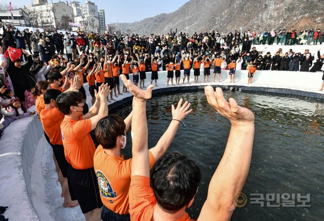 8일 강원도 화천군에서 개막 이틀째를 맞은 '2023 얼음나라 화천산천어축제'(산천어축제)에서 관광객들이 산천어 맨손 잡기 체험을 하고 있다.