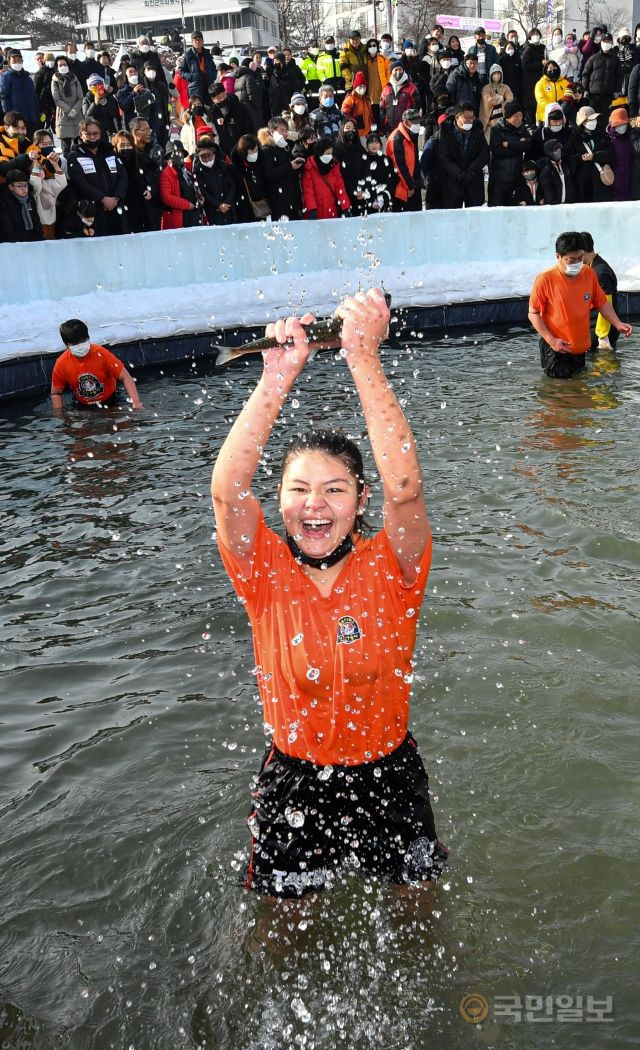 8일 강원도 화천군에서 개막 이틀째를 맞은 '2023 얼음나라 화천산천어축제'(산천어축제)에서 관광객들이 산천어 맨손 잡기 체험을 하고 있다.