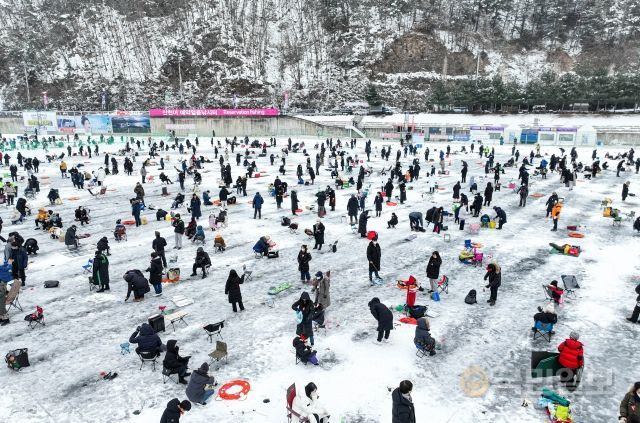 8일 강원도 화천군에서 개막 이틀째를 맞은 '2023 얼음나라 화천산천어축제'(산천어축제)가 산천어 낚시를 즐기는 관광객들로 북적이고 있다.