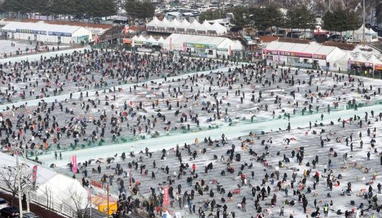 '2023 얼음나라 화천 산천어축제' 인파 / 사진=연합뉴스