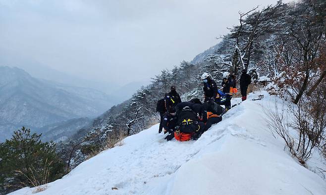 지난 7일 오후 1시45분쯤 경북 문경시 문경읍 상초리 조령산 신선암봉에서 50대 여성이 등반을 하다 미끄러지면서 중상을 입은 가운데 구조대가 A씨를 구조하고 있다.