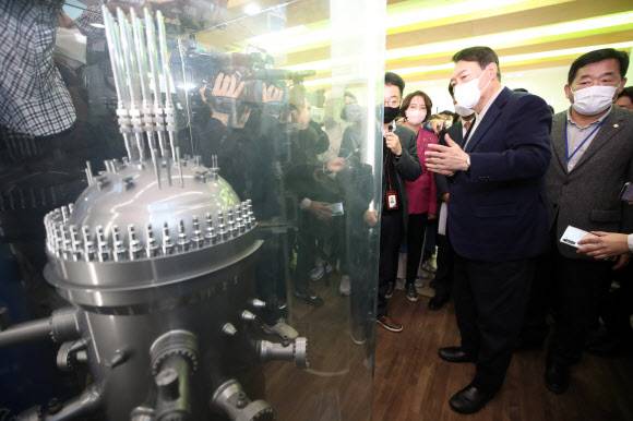 - 윤석열 대통령이 대선 후보 시절이던 2021년 11월 29일 대전 대덕연구단지 내 한국원자력연구원을 방문해 소형모듈원자로(SMR)에 대해 설명을 듣고 있다. 2021.11.29 연합뉴스