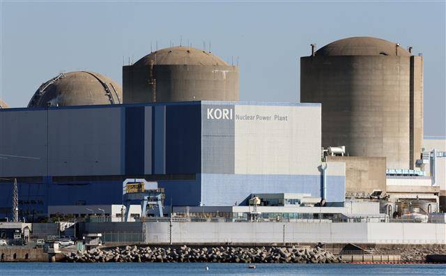 - 오른쪽부터 돔 모양의 부산 기장군 고리원전 1, 2, 3호기.연합뉴스