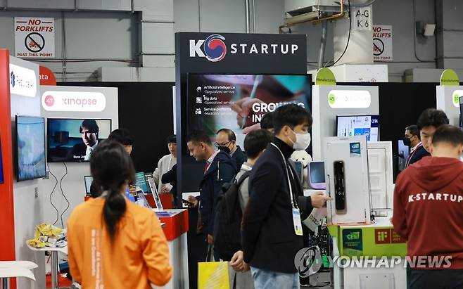 CES 2023, K-스타트업 전시관 (라스베이거스=연합뉴스) 홍해인 기자 = 세계 최대 가전·IT(정보기술) 박람회 'CES 2023' 이틀째인 6일(현지시간) 미국 네바다주 라스베이거스 베네시안 엑스포의 유레카 파크로 불리는 홀G에 K-스타트업 기업들의 전시관이 마련돼 있다. 2023.1.7 hihong@yna.co.kr