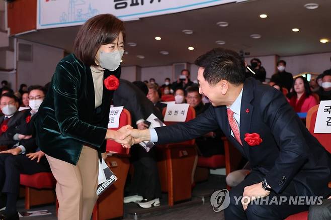 악수 나누는 김기현-나경원 (서울=연합뉴스) 임화영 기자 = 국민의힘 차기 당 대표 경선에 출마한 김기현 의원(오른쪽 )이 5일 오후 서울 송파구민회관에서 열린 국민의힘 송파을 신년인사회에서 나경원 전 의원과 악수를 하고 있다. 2023.1.5 hwayoung7@yna.co.kr