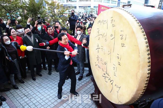 김기현 국민의힘 의원이 9일 서울 여의도 대산빌딩에 마련된 ‘이기는 캠프 5560’ 개소식에 앞서 윤석열 대통령이 지난 대통령 유세 당시 문구를 새긴 대북을 치고 있다. (사진=이데일리 방인권 기자)