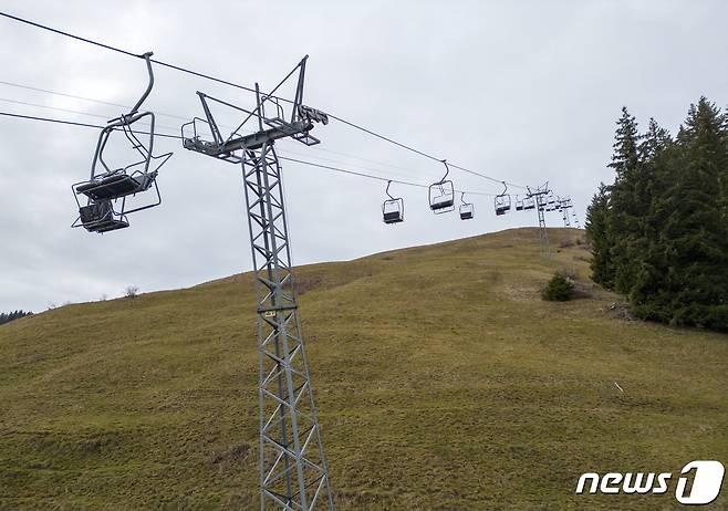 4일(현지시간) 스위스 레이신 알프스 산맥의 스키장. 스키장이라는 말이 무색하게 눈은 보이지 않는다. 이 스키장의 코스는 인공눈으로 만들어졌다. ⓒ 로이터=뉴스1 ⓒ News1 권진영 기자