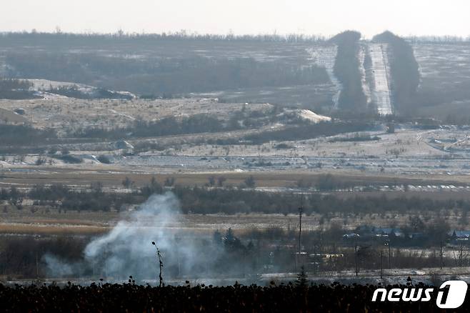 7일(현지시간) 우크라이나 돈바스에서 포격으로 연기가 피어오르고 있다. 블라디미르 푸틴 러시아 대통령은 지난 6일 정오부터 7일 자정까지 율리우스력 성탄절에 따라 36시간 휴전을 선포했다. 하지만 휴전 시간 내에도 우크라이나 진영 곳곳에는 박격포 및 대포 공격이 이어졌다. ⓒ 로이터=뉴스1 ⓒ News1 권진영 기자