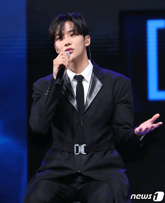 그룹 SF9 로운이 9일 오후 서울 광장동 예스24 라이브홀에서 가진 미니 12집 '더 피스 오브 나인(THE PIECE OF9)' 쇼케이스에서 인사말을 하고 있다.  ⓒ News1 권현진 기자