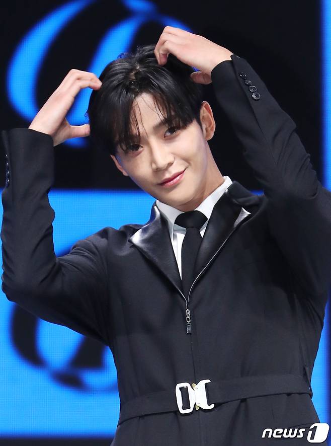 그룹 SF9 로운이 9일 오후 서울 광장동 예스24 라이브홀에서 가진 미니 12집 '더 피스 오브 나인(THE PIECE OF9)' 쇼케이스에서 머리 위로 하트를 그리고 있다. ⓒ News1 권현진 기자