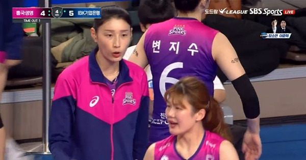 김다은을 바라보며 조언을 건네는 김연경. ⓒSBS SPORTS 중계화면 캡처