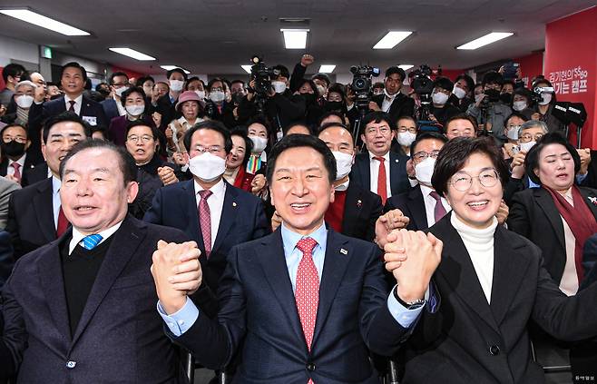 국민의힘 김기현 의원이 9일 오후 서울 여의도에서 열린 전당대회 당대표 출마를 위한 이기는 캠프 개소식에서 기념촬영을 하고 있다. 뉴시스