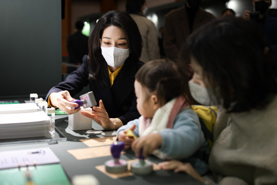 윤석열 대통령 부인 김건희 여사가 9일 청와대 춘추관에서 열린 '청와대 춘추관 문학특별전시회'를 찾아 이상,염상섭,현진건, 윤동주 등 근현대 문인들의 대표작품을 살펴본 뒤 관람객들과 문학도장 찍기 체험을 하고 있다. 대통령실 제공