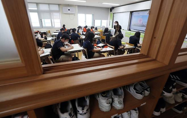 전남 지역의 한 중학교에서 학생들이 수업을 받고 있다. 연합뉴스