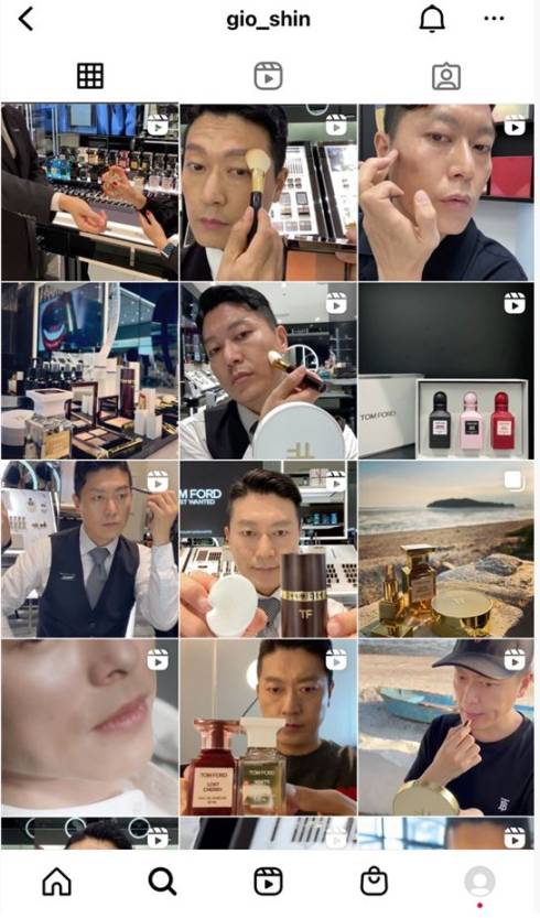 신관홍 톰 포드 뷰티 수석 아티스트는 30만 팔로워를 보유한 파워 인플루언서이기도 하다. 남성 그루밍 메이크업에 대한 편견을 깨고, 남자도 화장을 통해 멋진 남자가 될 수 있다는 걸 알게된 팔로워들의 반응이 뜨겁다. 신관홍 톰 포드 뷰티 수석 아티스트 개인 인스타그램 피드 캡처&nbsp;&nbsp;