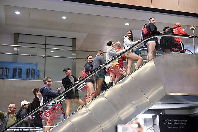 8일 영국 런던에서 열린 바지 벗고 지하철 타기에 참가한 승객들이 지하철 역사 에스컬레이터를 타고 이동하고 있다. 로이터=연합뉴스