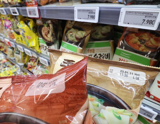 올해 1월 1일부터 식품에 기존의 유통기한 대신 소비기한을 표기하는 '소비기한 표기제'(계도기간 1년)가 시행됐다. 연합뉴스