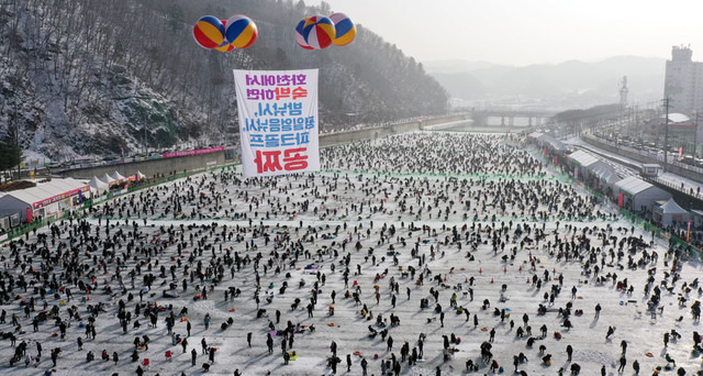 ▲ 화천군이 산천어축제장 상공에 ‘화천에서 숙박 시 무료 얼음낚시 및 파크골프 체험’ 등을 홍보하는 대형 에드벌룬을 띄워 지역상권에 도움을 주고있다.