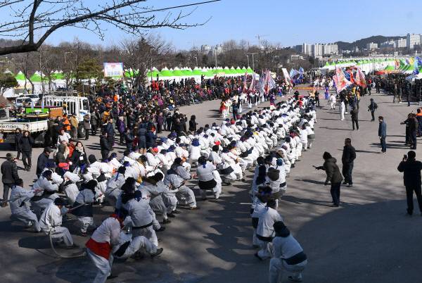삼척 정월 대보름제 기간에 진행되는 ‘삼척 기줄다리기’ 장면 자료사진.  삼척시 제공