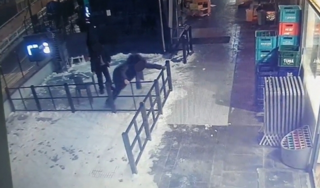 가게 앞 테라스를 지나던 C씨(70대·여)가 미끄러져 넘어지는 모습. A씨가 공개한  CCTV 영상 캡처본. A씨 제공