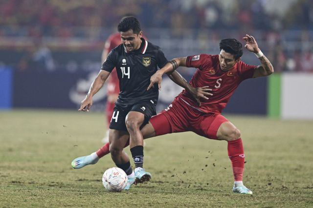 베트남 축구대표팀 수비수 도안 반 하우(오른쪽)가 9일 수도 하노이 미딘국립경기장에서 열린 2022 아세안축구연맹(AFF) 미쓰비시컵 준결승 2차전 홈경기에서 인도네시아 수비수 아스나위와 공을 경합하고 있다. AP뉴시스